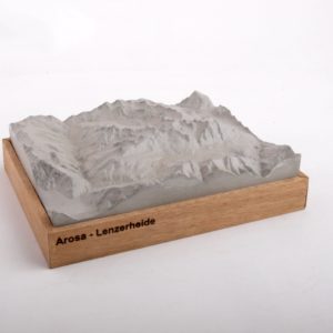 Dieses Bild zeigt ein Foto eines 3D Bergmodell oder Gebirgsmodell bzw. Landschaftsmodell vom Alpen-Skigebiet oder Berg Arosa - Lenzerheide. Inhaber: Bergreliefs.de-Shop. Bergreliefs fertigt Modell von Alpen, Berg und Gebirge sowie Gebirgsmodell, 3D Modell, Bergrelief und Bergmodell als Geschenkidee oder Souvenir.