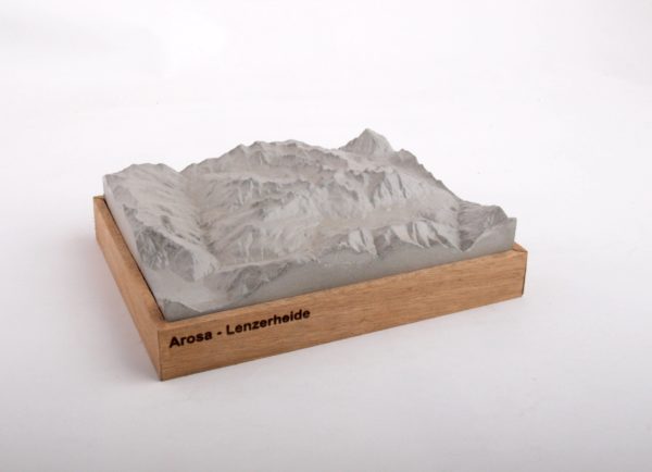 Dieses Bild zeigt ein Foto eines 3D Bergmodell oder Gebirgsmodell bzw. Landschaftsmodell vom Alpen-Skigebiet oder Berg Arosa - Lenzerheide. Inhaber: Bergreliefs.de-Shop. Bergreliefs fertigt Modell von Alpen, Berg und Gebirge sowie Gebirgsmodell, 3D Modell, Bergrelief und Bergmodell als Geschenkidee oder Souvenir.