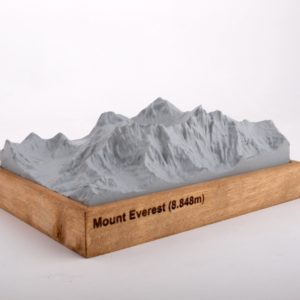 Dieses Bild zeigt ein Foto eines 3D Bergmodell oder Gebirgsmodell bzw. Landschaftsmodell vom Alpen-Skigebiet oder Berg Mount Everest. Inhaber: Bergreliefs.de-Shop. Bergreliefs fertigt Modell von Alpen, Berg und Gebirge sowie Gebirgsmodell, 3D Modell, Bergrelief und Bergmodell als Geschenkidee oder Souvenir.
