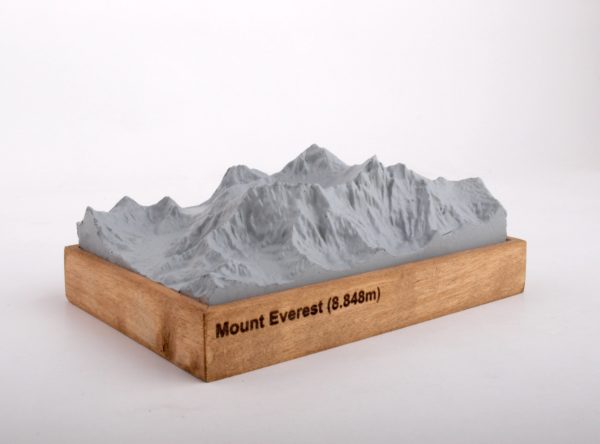 Dieses Bild zeigt ein Foto eines 3D Bergmodell oder Gebirgsmodell bzw. Landschaftsmodell vom Alpen-Skigebiet oder Berg Mount Everest. Inhaber: Bergreliefs.de-Shop. Bergreliefs fertigt Modell von Alpen, Berg und Gebirge sowie Gebirgsmodell, 3D Modell, Bergrelief und Bergmodell als Geschenkidee oder Souvenir.