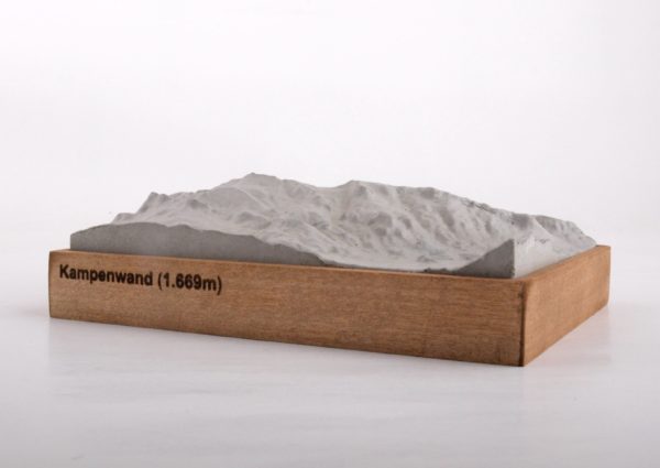 Dieses Bild zeigt ein Foto eines 3D Bergmodell oder Gebirgsmodell bzw. Landschaftsmodell vom Alpen-Skigebiet oder Berg Kampenwand. Inhaber: Bergreliefs.de-Shop. Bergreliefs fertigt Modell von Alpen, Berg und Gebirge sowie Gebirgsmodell, 3D Modell, Bergrelief und Bergmodell als Geschenkidee oder Souvenir.