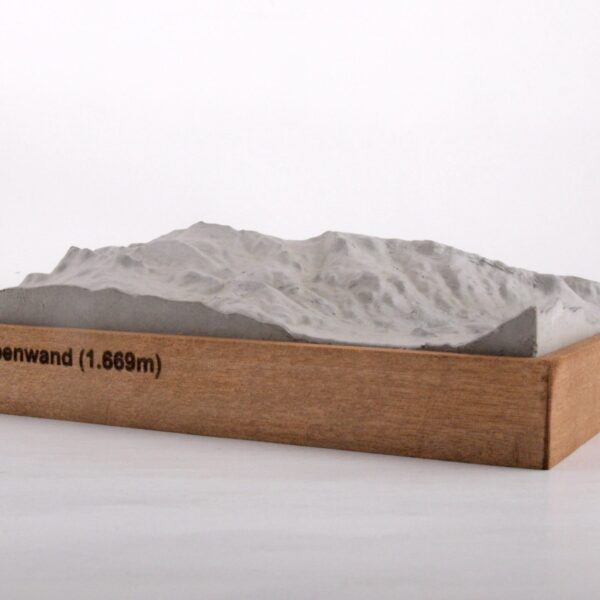 Dieses Bild zeigt ein Foto eines 3D Bergmodell oder Gebirgsmodell bzw. Landschaftsmodell vom Alpen-Skigebiet oder Berg Kampenwand. Inhaber: Bergreliefs.de-Shop. Bergreliefs fertigt Modell von Alpen, Berg und Gebirge sowie Gebirgsmodell, 3D Modell, Bergrelief und Bergmodell als Geschenkidee oder Souvenir.
