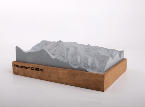 Dieses Bild zeigt ein Foto eines 3D Bergmodell oder Gebirgsmodell bzw. Landschaftsmodell vom Alpen-Skigebiet oder Berg Kitzsteinhorn. Inhaber: Bergreliefs.de-Shop. Bergreliefs fertigt Modell von Alpen, Berg und Gebirge sowie Gebirgsmodell, 3D Modell, Bergrelief und Bergmodell als Geschenkidee oder Souvenir.