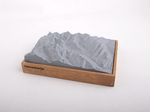 Dieses Bild zeigt ein Foto eines 3D Bergmodell oder Gebirgsmodell bzw. Landschaftsmodell vom Alpen-Skigebiet oder Berg Kleinwalsertal. Inhaber: Bergreliefs.de-Shop. Bergreliefs fertigt Modell von Alpen, Berg und Gebirge sowie Gebirgsmodell, 3D Modell, Bergrelief und Bergmodell als Geschenkidee oder Souvenir.