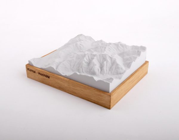 Dieses Bild zeigt ein Foto eines 3D Bergmodell oder Gebirgsmodell bzw. Landschaftsmodell vom Alpen-Skigebiet oder Berg Kühtai - Hochötz. Inhaber: Bergreliefs.de-Shop. Bergreliefs fertigt Modell von Alpen, Berg und Gebirge sowie Gebirgsmodell, 3D Modell, Bergrelief und Bergmodell als Geschenkidee oder Souvenir.
