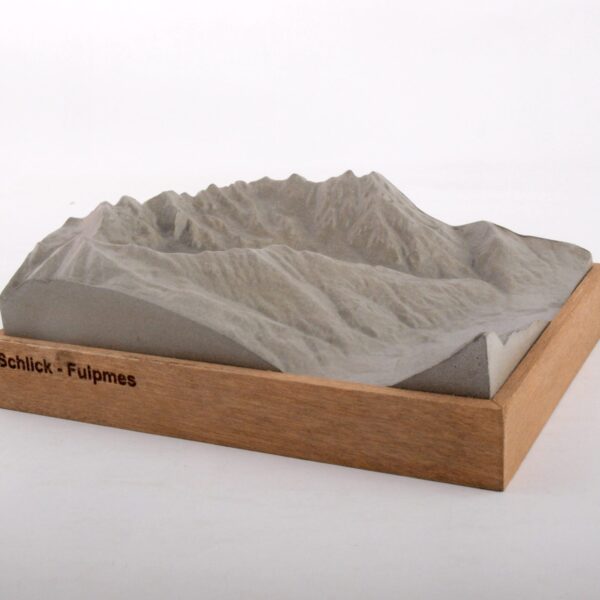 Dieses Bild zeigt ein Foto eines 3D Bergmodell oder Gebirgsmodell bzw. Landschaftsmodell vom Alpen-Skigebiet oder Berg Schlick - Fulpmes. Inhaber: Bergreliefs.de-Shop. Bergreliefs fertigt Modell von Alpen, Berg und Gebirge sowie Gebirgsmodell, 3D Modell, Bergrelief und Bergmodell als Geschenkidee oder Souvenir.