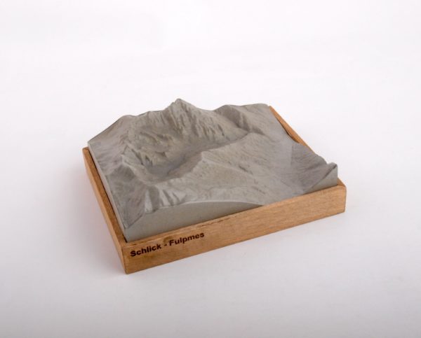 Dieses Bild zeigt ein Foto eines 3D Bergmodell oder Gebirgsmodell bzw. Landschaftsmodell vom Alpen-Skigebiet oder Berg Schlick - Fulpmes. Inhaber: Bergreliefs.de-Shop. Bergreliefs fertigt Modell von Alpen, Berg und Gebirge sowie Gebirgsmodell, 3D Modell, Bergrelief und Bergmodell als Geschenkidee oder Souvenir.
