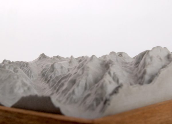 Dieses Bild zeigt ein Foto eines 3D Bergmodell oder Gebirgsmodell bzw. Landschaftsmodell vom Alpen-Skigebiet oder Berg Sextener Dolomiten. Inhaber: Bergreliefs.de-Shop. Bergreliefs fertigt Modell von Alpen, Berg und Gebirge sowie Gebirgsmodell, 3D Modell, Bergrelief und Bergmodell als Geschenkidee oder Souvenir.