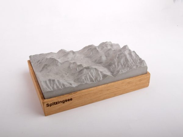 Dieses Bild zeigt ein Foto eines 3D Bergmodell oder Gebirgsmodell bzw. Landschaftsmodell vom Alpen-Skigebiet oder Berg Spitzingsee. Inhaber: Bergreliefs.de-Shop. Bergreliefs fertigt Modell von Alpen, Berg und Gebirge sowie Gebirgsmodell, 3D Modell, Bergrelief und Bergmodell als Geschenkidee oder Souvenir.