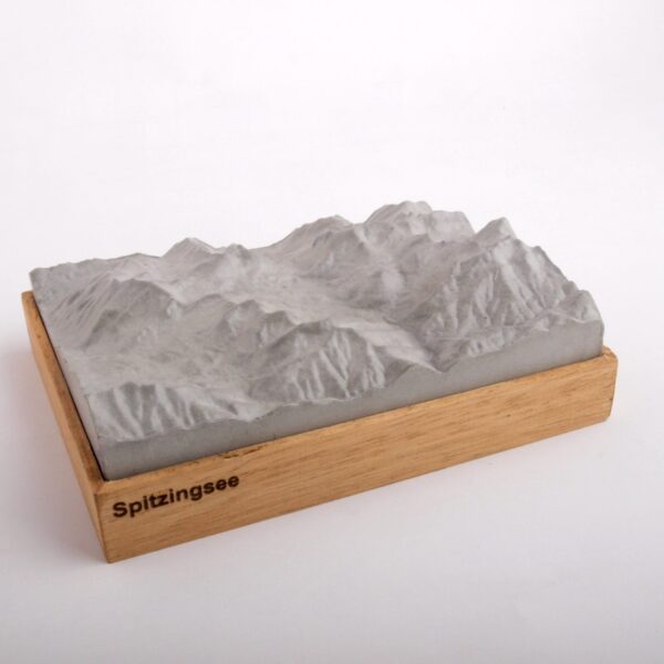 Dieses Bild zeigt ein Foto eines 3D Bergmodell oder Gebirgsmodell bzw. Landschaftsmodell vom Alpen-Skigebiet oder Berg Spitzingsee. Inhaber: Bergreliefs.de-Shop. Bergreliefs fertigt Modell von Alpen, Berg und Gebirge sowie Gebirgsmodell, 3D Modell, Bergrelief und Bergmodell als Geschenkidee oder Souvenir.