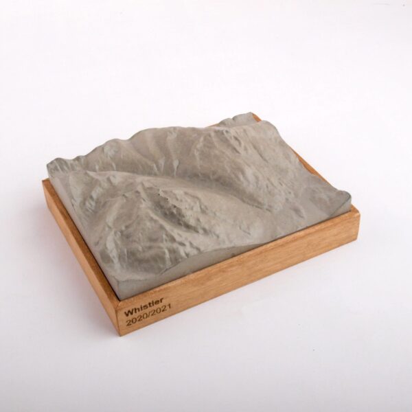 Dieses Bild zeigt ein Foto eines 3D Bergmodell oder Gebirgsmodell bzw. Landschaftsmodell vom Alpen-Skigebiet oder Berg Whistler. Inhaber: Bergreliefs.de-Shop. Bergreliefs fertigt Modell von Alpen, Berg und Gebirge sowie Gebirgsmodell, 3D Modell, Bergrelief und Bergmodell als Geschenkidee oder Souvenir.